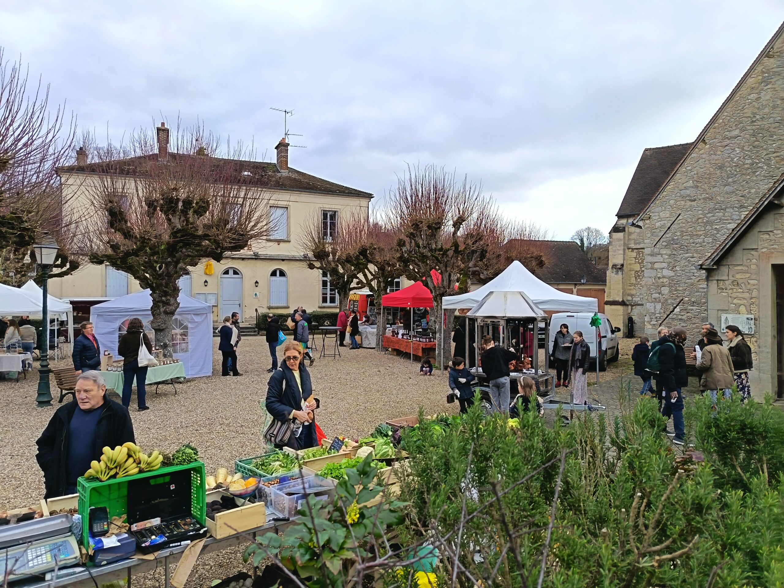 Tous les 2ème dimanches du mois,  marché de producteurs à Chaussy.